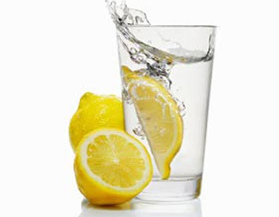 10 اسباب تجعلك تحرص على تناول الماء بالليمون صباحا صورة رقم 4