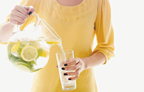 10 اسباب تجعلك تحرص على تناول الماء بالليمون صباحا صورة رقم 2