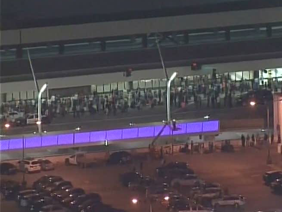 تقارير كاذبة حول اطلاق نار تسببت باغلاق مطار لوس انجلوس صورة رقم 2