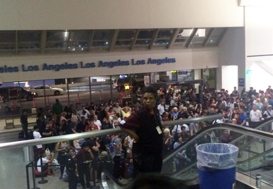 تقارير كاذبة حول اطلاق نار تسببت باغلاق مطار لوس انجلوس صورة رقم 4