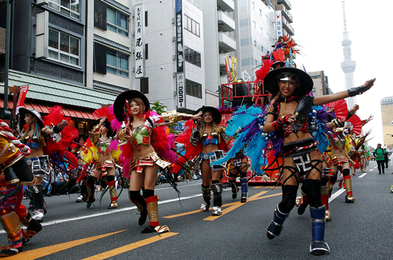 نهر من المحتفلين بمهرجان السامبا يتدفقون الى العاصمة اليابانية صورة رقم 1