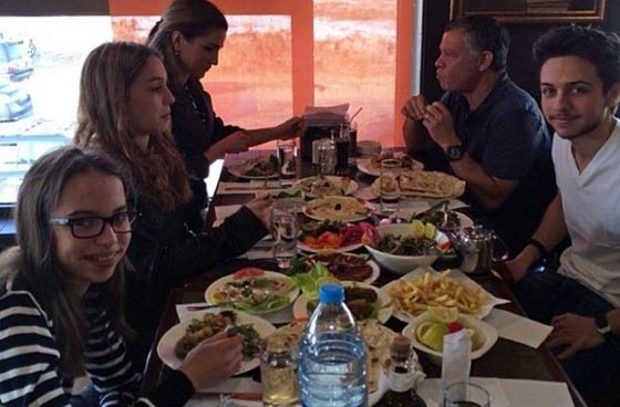 في ذكرى ميلاد الملكة رانيا: صور عائلية مميزة نشرتها ملكة الاردن صورة رقم 7
