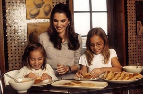 في ذكرى ميلاد الملكة رانيا: صور عائلية مميزة نشرتها ملكة الاردن صورة رقم 6