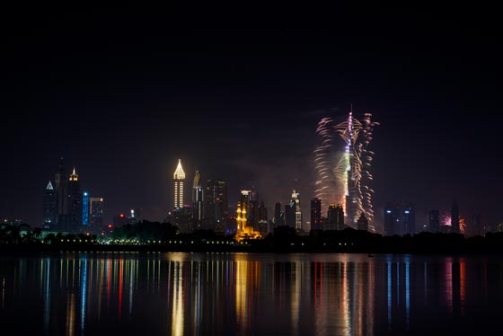 بالفيديو والصور.. احتفالات دبي بقدوم العام الجديد بألعاب نارية مبهرة  صورة رقم 1