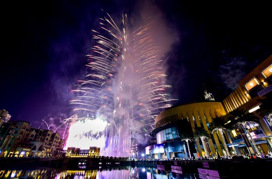 بالفيديو والصور.. احتفالات دبي بقدوم العام الجديد بألعاب نارية مبهرة  صورة رقم 2