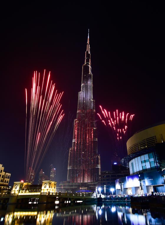 بالفيديو والصور.. احتفالات دبي بقدوم العام الجديد بألعاب نارية مبهرة  صورة رقم 3