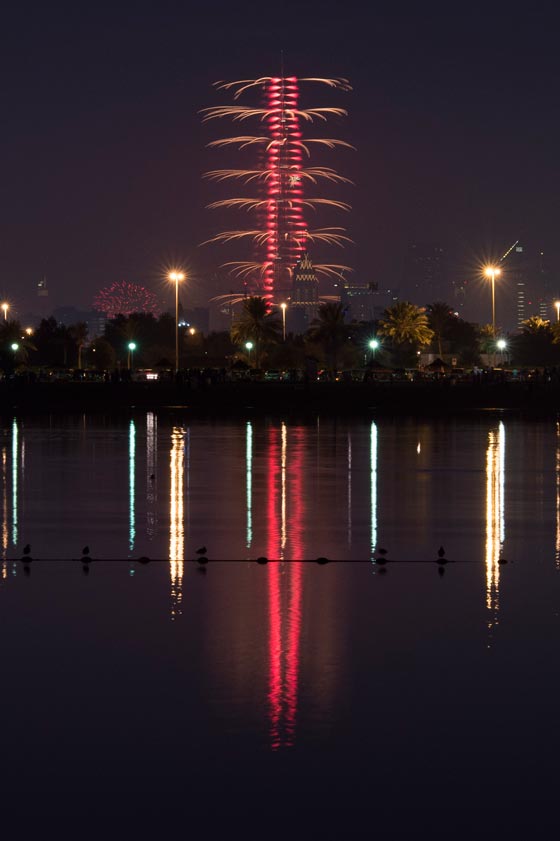 بالفيديو والصور.. احتفالات دبي بقدوم العام الجديد بألعاب نارية مبهرة  صورة رقم 4