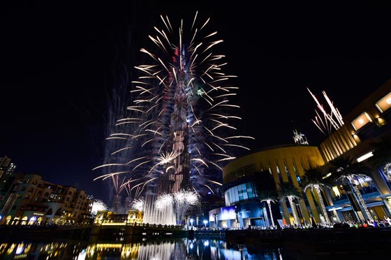 بالفيديو والصور.. احتفالات دبي بقدوم العام الجديد بألعاب نارية مبهرة  صورة رقم 6