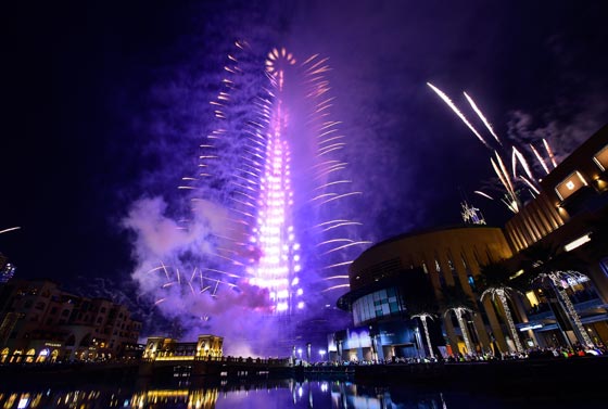 بالفيديو والصور.. احتفالات دبي بقدوم العام الجديد بألعاب نارية مبهرة  صورة رقم 7