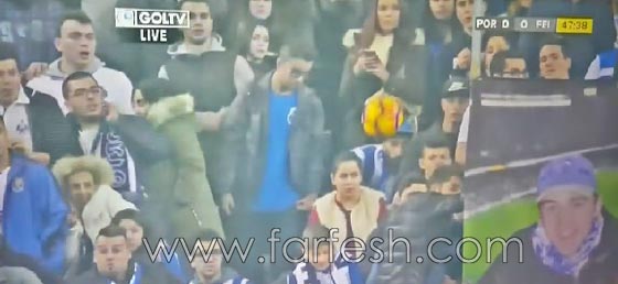 كرة تخطئ الهدف وتصيب راس فتاة جالسة بين الجمهور.. فيديو صورة رقم 6