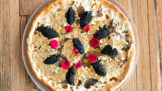 طبق بيتزا باوراق الذهب 24 قيراطا على قائمة الطعام في مانهاتن صورة رقم 1