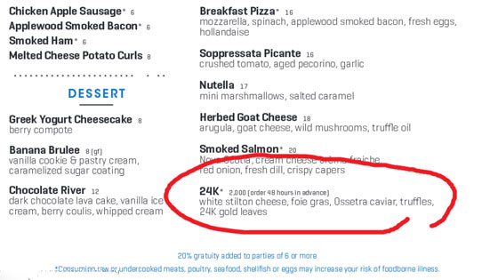 طبق بيتزا باوراق الذهب 24 قيراطا على قائمة الطعام في مانهاتن صورة رقم 3