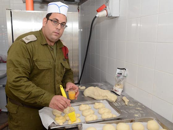  اغرب 7 وظائف في الجيش الاسرائيلي مهرج، ودي جي وصانع حلوى صورة رقم 3