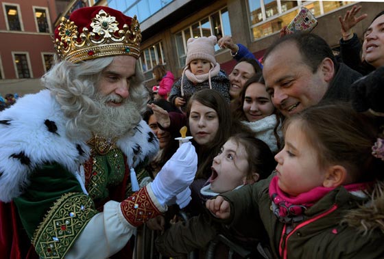 ملوك الشرق الثلاثة يتتبعون نجم الميلاد في شوارع إسبانيا.. فيديو صورة رقم 3