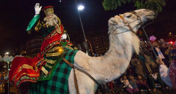 ملوك الشرق الثلاثة يتتبعون نجم الميلاد في شوارع إسبانيا.. فيديو صورة رقم 6