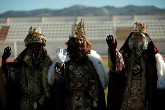 ملوك الشرق الثلاثة يتتبعون نجم الميلاد في شوارع إسبانيا.. فيديو صورة رقم 2