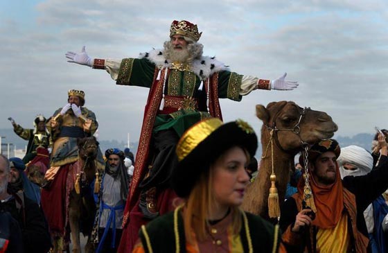 ملوك الشرق الثلاثة يتتبعون نجم الميلاد في شوارع إسبانيا.. فيديو صورة رقم 4