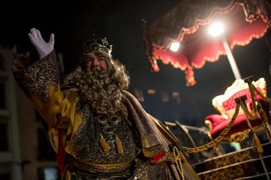 ملوك الشرق الثلاثة يتتبعون نجم الميلاد في شوارع إسبانيا.. فيديو صورة رقم 7