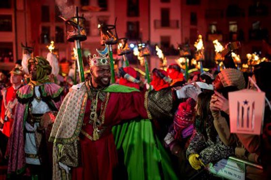 ملوك الشرق الثلاثة يتتبعون نجم الميلاد في شوارع إسبانيا.. فيديو صورة رقم 8