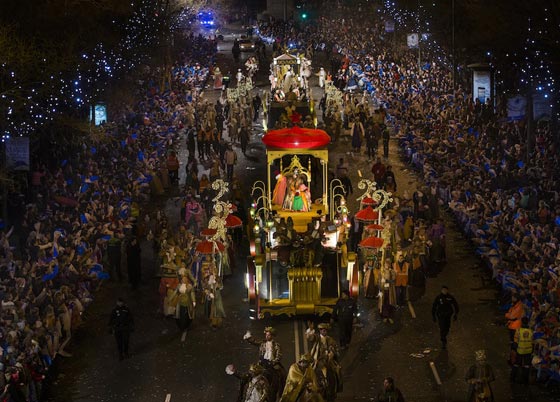 ملوك الشرق الثلاثة يتتبعون نجم الميلاد في شوارع إسبانيا.. فيديو صورة رقم 9