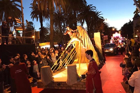 ملوك الشرق الثلاثة يتتبعون نجم الميلاد في شوارع إسبانيا.. فيديو صورة رقم 10