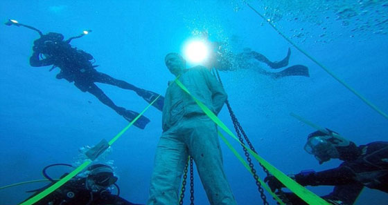 بالفيديو والصور.. افتتاح أول متحف تماثيل تحت الماء في أوروبا صورة رقم 16