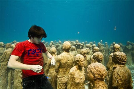 بالفيديو والصور.. افتتاح أول متحف تماثيل تحت الماء في أوروبا صورة رقم 19