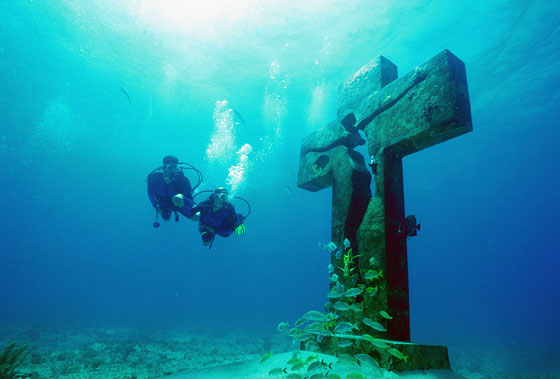 بالفيديو والصور.. افتتاح أول متحف تماثيل تحت الماء في أوروبا صورة رقم 21