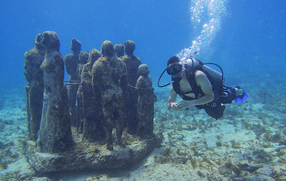 بالفيديو والصور.. افتتاح أول متحف تماثيل تحت الماء في أوروبا صورة رقم 23