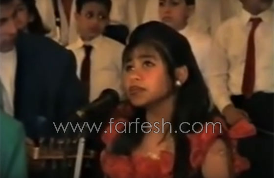 فيديو نادر: الطفلة شيرين عبد الوهاب تغني امام وزراء مصر بإطلالة غير لائقة! صورة رقم 6