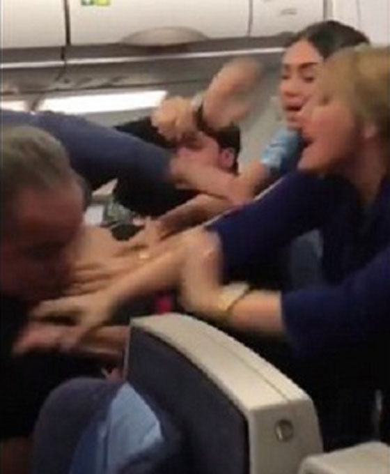 شجار عنيف بين ركاب لبنانيين يضطر طائرة للهبوط في اسطنبول.. فيديو صورة رقم 2
