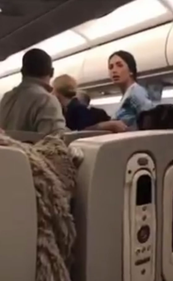 شجار عنيف بين ركاب لبنانيين يضطر طائرة للهبوط في اسطنبول.. فيديو صورة رقم 4