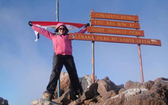  منال رستم: تخلت عن مهنتها كطبيبة صيدلية لتخاطر وتتسلق أعلى جبال العالم صورة رقم 3
