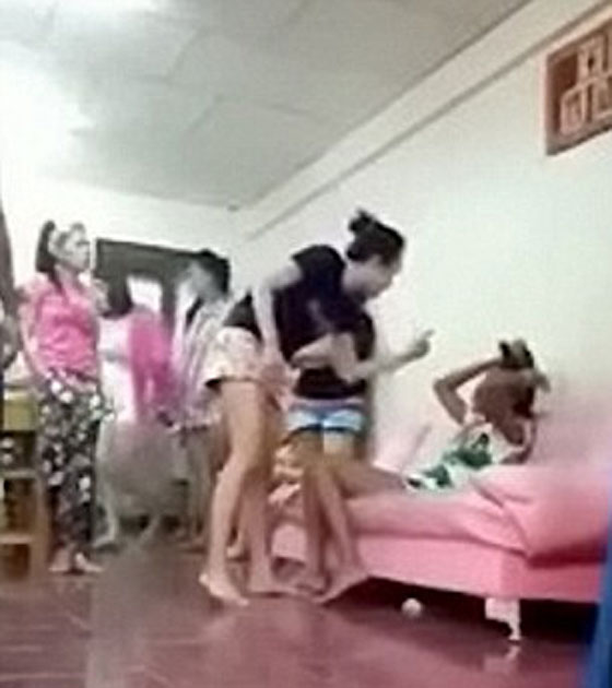 بالفيديو.. تايلاندية تعتدي على فتاة بوحشية بعدما اكتشتفت خيانة زوجها  صورة رقم 1