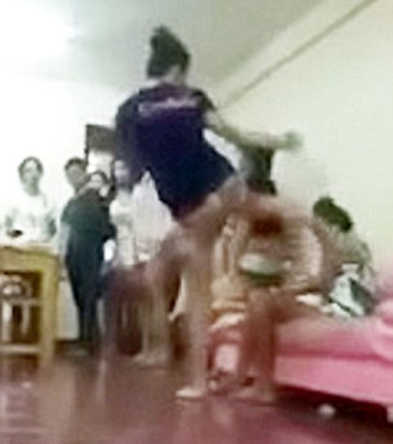 بالفيديو.. تايلاندية تعتدي على فتاة بوحشية بعدما اكتشتفت خيانة زوجها  صورة رقم 2