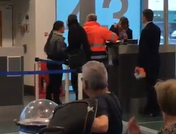 فيديو صادم.. امرأة تعتدي على موظفة المطار بعد أن فاتتها الطائرة صورة رقم 4