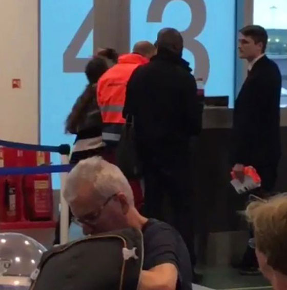 فيديو صادم.. امرأة تعتدي على موظفة المطار بعد أن فاتتها الطائرة صورة رقم 2