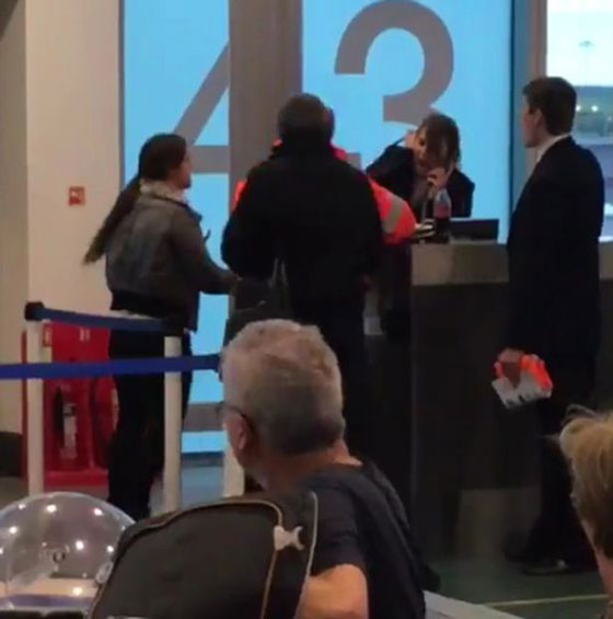 فيديو صادم.. امرأة تعتدي على موظفة المطار بعد أن فاتتها الطائرة صورة رقم 3