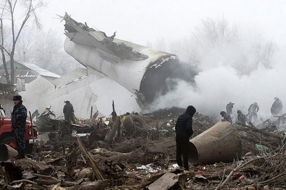 تحطم طائرة نقل تركية في حي سكني بقرغزستان ومقتل 32 شخصا.. فيديو صورة رقم 3