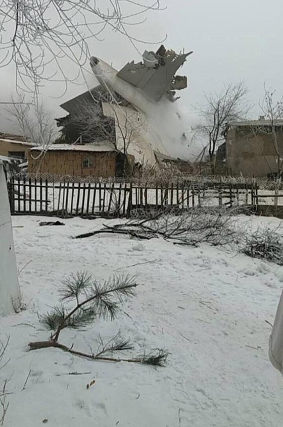 تحطم طائرة نقل تركية في حي سكني بقرغزستان ومقتل 32 شخصا.. فيديو صورة رقم 4
