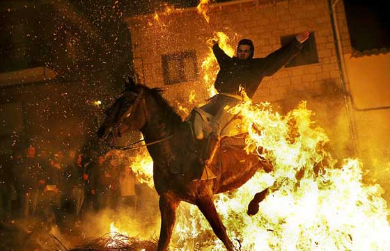 صور وفيديو مهرجان اقتحام النار بالخيول في اسبانيا صورة رقم 1