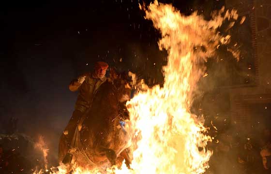 صور وفيديو مهرجان اقتحام النار بالخيول في اسبانيا صورة رقم 2