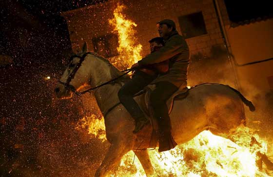 صور وفيديو مهرجان اقتحام النار بالخيول في اسبانيا صورة رقم 3