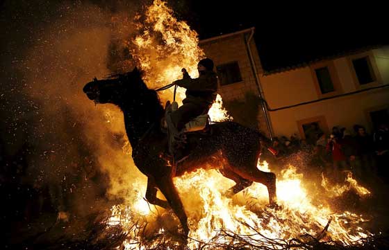 صور وفيديو مهرجان اقتحام النار بالخيول في اسبانيا صورة رقم 5