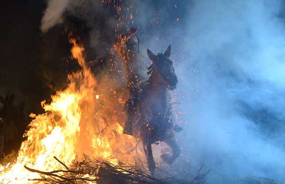 صور وفيديو مهرجان اقتحام النار بالخيول في اسبانيا صورة رقم 6