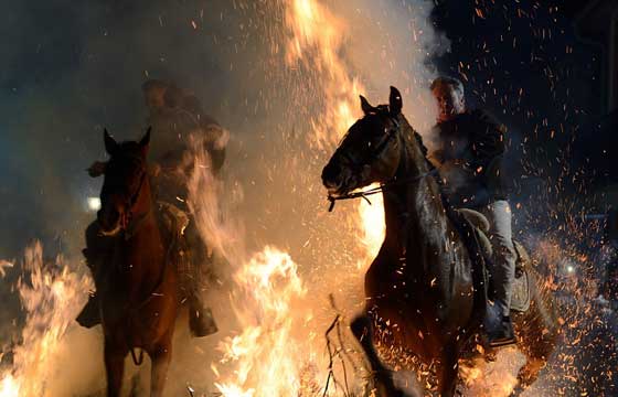صور وفيديو مهرجان اقتحام النار بالخيول في اسبانيا صورة رقم 7