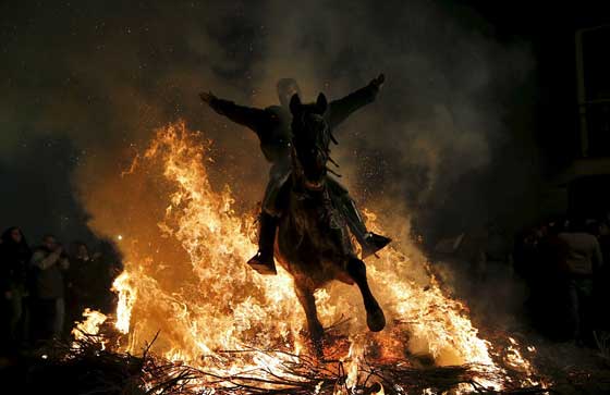 صور وفيديو مهرجان اقتحام النار بالخيول في اسبانيا صورة رقم 8
