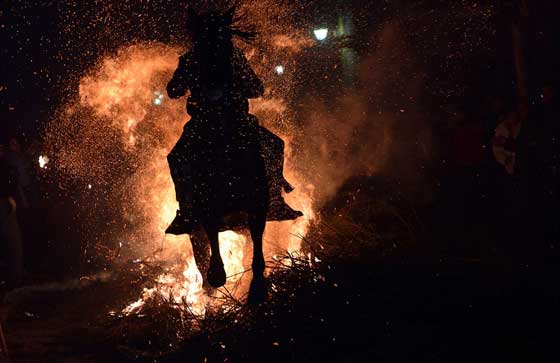 صور وفيديو مهرجان اقتحام النار بالخيول في اسبانيا صورة رقم 9