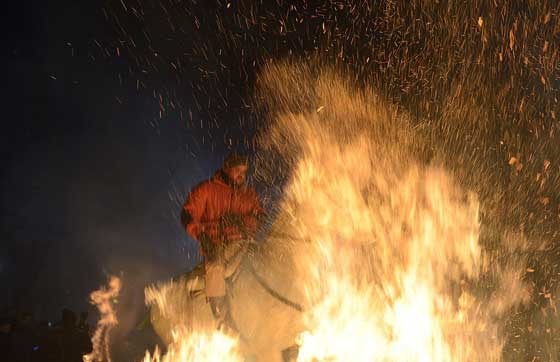صور وفيديو مهرجان اقتحام النار بالخيول في اسبانيا صورة رقم 10