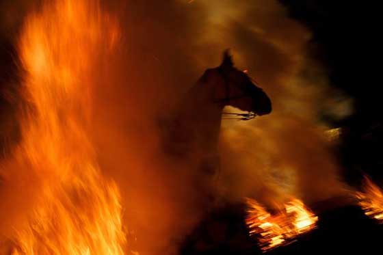 صور وفيديو مهرجان اقتحام النار بالخيول في اسبانيا صورة رقم 12
